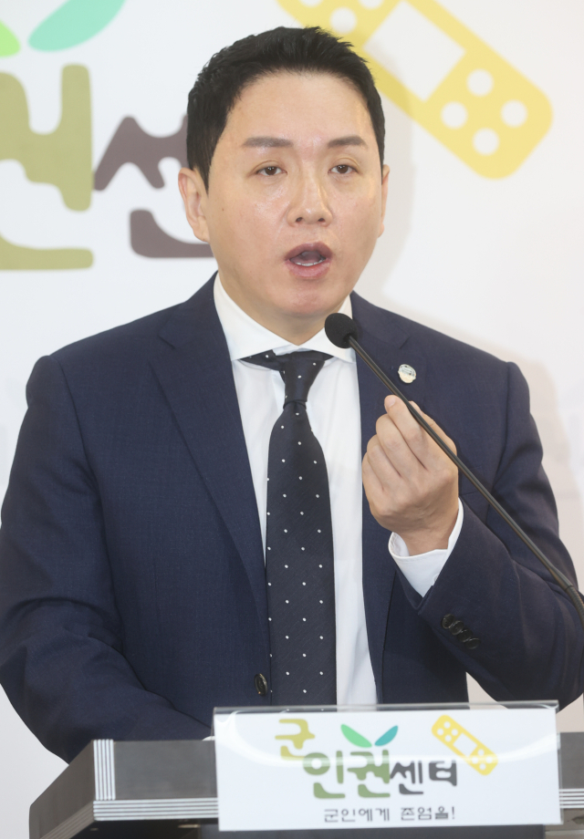 임태훈 군인권센터 소장이 28일 서울 마포구 군인권센터에서 열린 해병대 채 상병 사망 사건 대통령실 수사 외압 의혹 기자회견에서 발언하고 있다. 연합뉴스