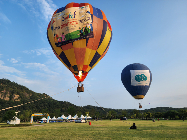 영국에서 열린 모자축제에 등장한 이색모자