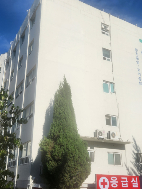 정신과 병동에서 환자가 흉기를 휘둘러 한 명이 숨진 경북 칠곡군 왜관읍 한 병원. 전병용 기자