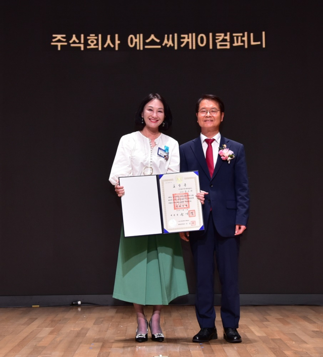 스타벅스가 지난 4일 대한민국 일자리 으뜸기업 인증 및 일자리창출 산업포장을 수상했다.