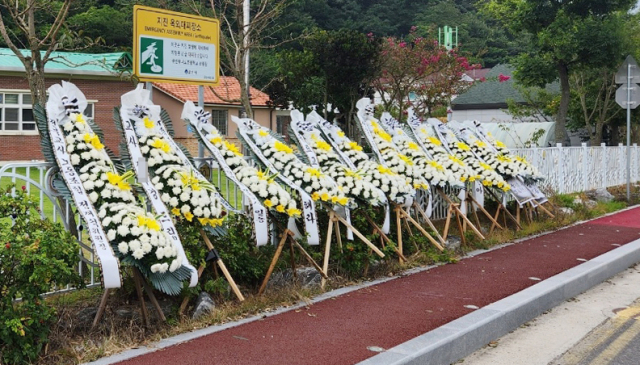 2일 전북 군산시 한 초등학교 앞에 근조화환이 놓여 있다. 이 학교에 재직 중이던 A 교사는 전날 동백대교 아래 해상에서 숨진 채 발견됐으며 해경은 그가 극단적 선택을 한 것으로 추정했다. 연합뉴스