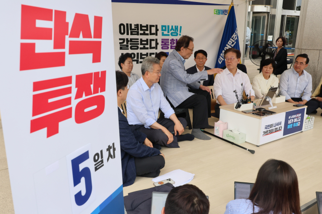 더불어민주당 이해찬 상임고문이 4일 오후 국회 본청 앞에서 닷새째 단식을 이어가고 있는 더불어민주당 이재명 대표를 위로 방문하고 있다. 연합뉴스
