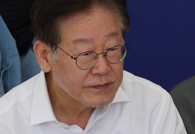 5일 국회에서 단식 중인 더불어민주당 이재명 대표가 농성장에 앉아 있다. 연합뉴스
