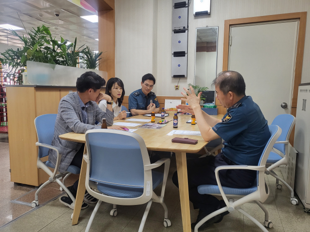 구미경찰서는 구미우체국과 소규모 지점을 방문해 관계자와 간담회를 열고, 방범용 CCTV, 비상벨 등 범죄예방시설의 작동여부를 점검했다. 구미경찰서 제공