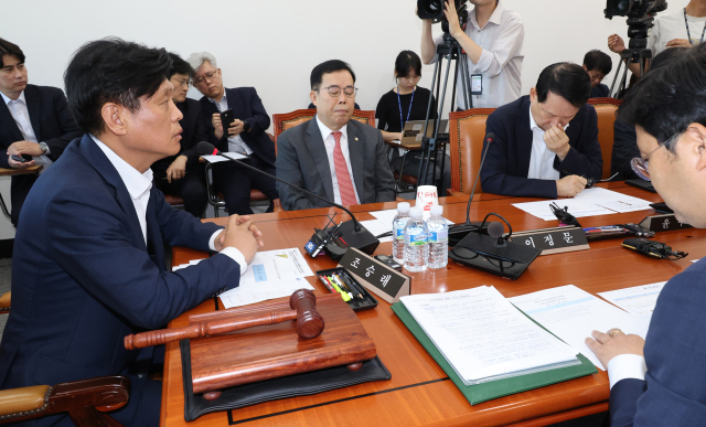 5일 국회 과학기술정보방송통신위원회 안건조정위원회에서 야당 간사인 조승래 위원장이 회의를 진행하고 있다. 연합뉴스