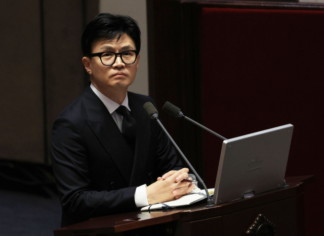 한동훈 법무부 장관이 5일 서울 여의도 국회에서 정치 분야에 관한 대정부질문에서 국민의힘 권성동 의원의 질의를 듣고 생각에 잠겨있다. 연합뉴스