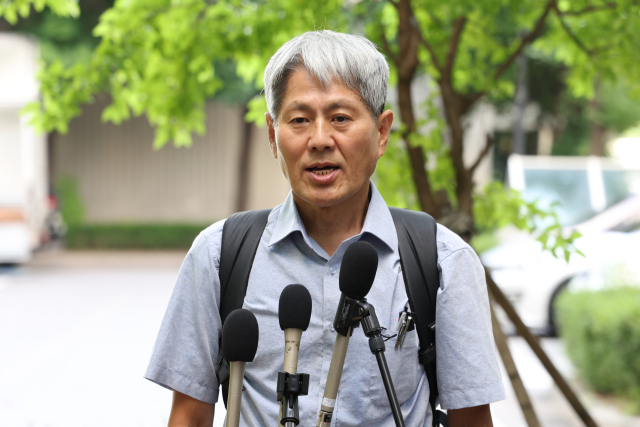 지난 1일 경기도 고양시 탄현동에서 신학림 전 언론노조위원장이 검찰 수사에 대한 기자회견을 열고 취재진 질문에 답하고 있다. 이날 검찰은 화천대유자산관리 대주주 김만배 씨와 윤석열 대통령의 부산저축은행 사건 수사 무마 의혹에 대한 허위 인터뷰를 해주고 금품을 수수한 혐의로 신 전 위원장에 대해 수사에 나섰다. 연합뉴스