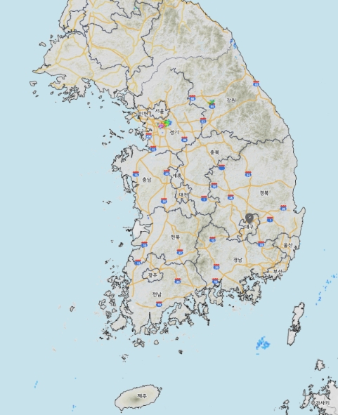 5일 오후 7시 50분 기준 전국 강우 현황. 경기 의왕, 수원 장안, 성남 분당, 용인 수지 등과 동쪽 강원 홍천 지역에만 호우가 나타나고 있다. 기상청 레이더 영상