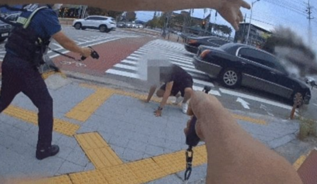 경찰이 흉기를 들고 길거리를 배회하는 남성을 권총으로 제압하는 현장 출동 영상이 화제다. 경찰청 페이스북 캡처