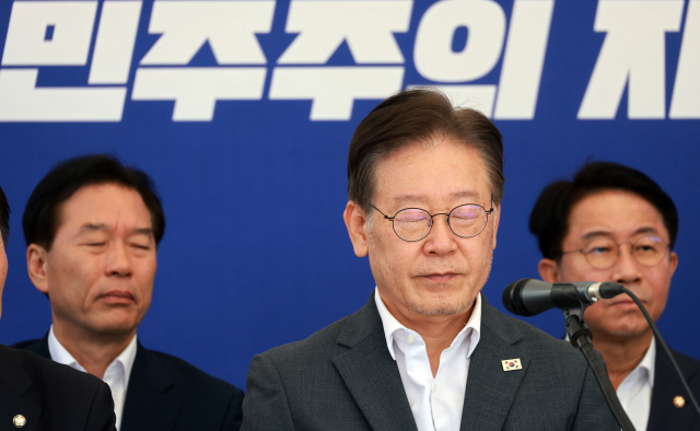 더불어민주당 이재명 대표가 6일 국회 앞 단식투쟁 천막에서 열린 최고위원회의에서 잠시 생각에 잠겨있다. 연합뉴스