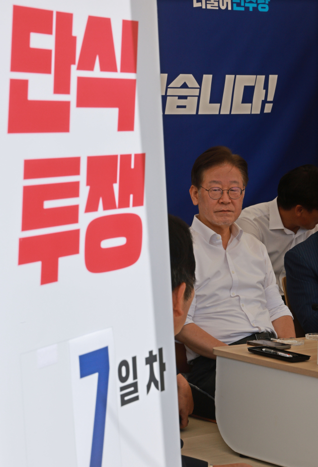6일 국회에서 단식 중인 더불어민주당 이재명 대표가 농성장에 앉아 있다. 연합뉴스