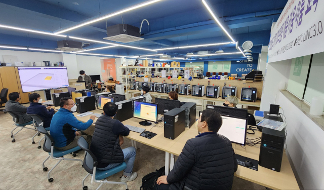 경일대 미래융합대학 재학생들이 창의융합센터에서 3D프린터 교육을 받고 있다. 경일대 제공
