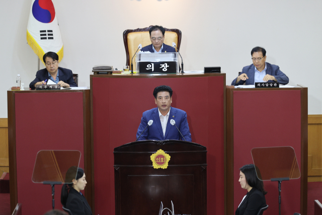 6일 2030년 대구경북(TK)신공항 개항에 맞춰 동군위IC에서 군위군을 통과해 신공항을 연결하는 건설이 추진된다. 이날 박창석 시의원이 시정질의를 하고 있다. 대구시의회