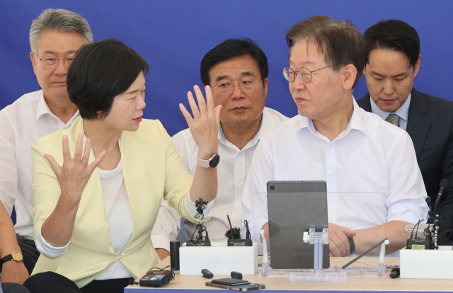 더불어민주당 이재명 대표가 7일 국회 앞 단식 투쟁 천막에서 정의당 이정미 대표를 만나고 있다. 연합뉴스