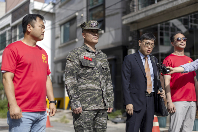채 모 상병 순직 사건을 수사하다 해임된 박정훈 전 해병대 수사단장(대령)이 5일 오전 항명 혐의에 대한 조사를 받기 위해 용산구 국방부 군 검찰에 출석하기 앞서 취재진 앞에 서 있다. 연합뉴스