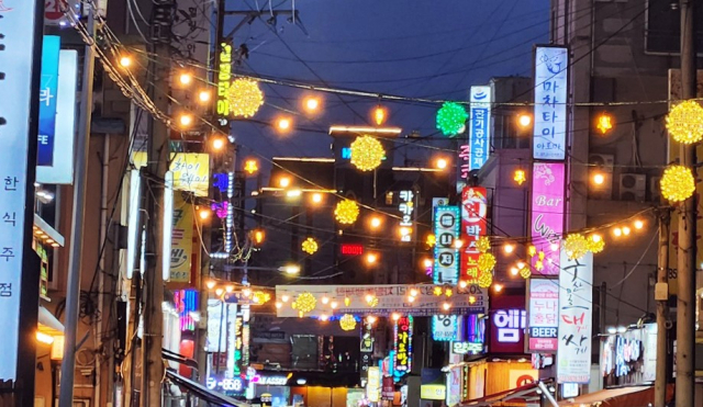 안동시 옥동행정복지센터와 옥동상인회가 상가 활성화를 위해 지난 주말 운영했던 차없는 거리가 상인간 갈등만 초래한 채 한차례 시행 후 중단됐다. 사진은 차없는 거리에 3천만원의 예산으로 설치한 야간 조명. 안동시 제공