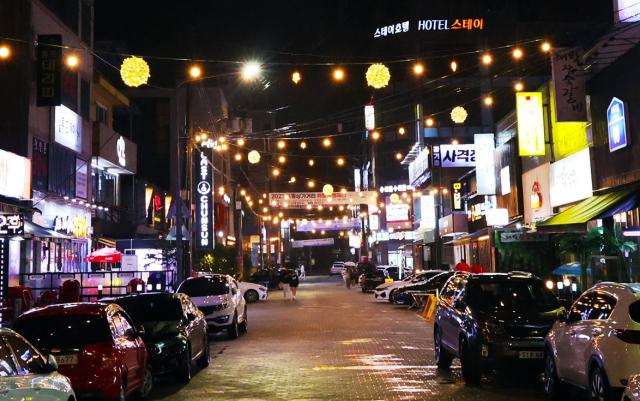 안동시 옥동행정복지센터와 옥동상인회가 상가 활성화를 위해 지난 주말 운영했던 차없는 거리가 상인간 갈등만 초래한 채 한차례 시행 후 중단됐다. 안동시 제공