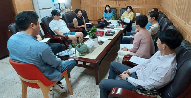 안동시 옥동행정복지센터와 옥동상인회가 상가 활성화를 위해 지난 주말 운영했던 차없는 거리가 상인간 갈등만 초래한 채 한차례 시행 후 중단됐다. 사진은 피해상인들이 행정복지센터를 찾아 항의하는 모습. 독자 제공