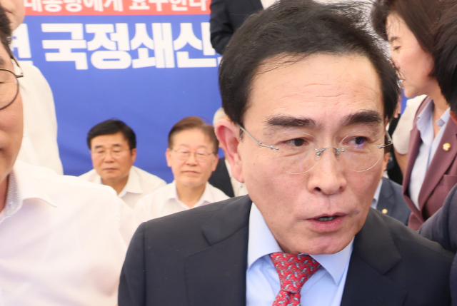 국민의힘 태영호 의원이 7일 단식 투쟁 중인 더불어민주당 이재명 대표의 국회 앞 천막에서 조정식 사무총장 등 의원들의 요구로 발걸음을 돌리고 있다. 태 의원은 전날 본회의장 야당 의원들의 발언에 항의하기 위해 이재명 대표를 찾았다. 연합뉴스