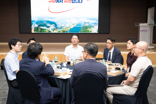 김장호(가운데) 구미시장이 7일 구미코 대회의실에서열린 투자설명회에서 항공, 방위, 물류기업 관계자들과 점심식사를 하며 대화를 나누고 있다. 구미시 제공