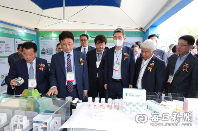 이철우 경북도지사와 이강덕 포항시장, 백인규 포항시의회 의장 등 내빈들이 경북바이오산업엑스포 박람회장을 둘러보고 있다. 포항시 제공