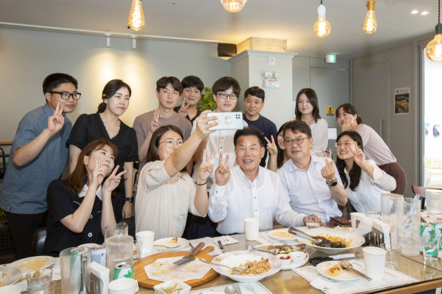 6일 경북도의회 의회사무처 직원들과 오찬 간담회를 가진 뒤 배한철 의장(앞줄 가운데)과 직원들이 셀카를 찍는 모습. 경북도의회 제공