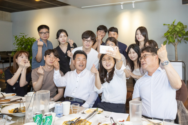 6일 경북도의회 의회사무처 직원들과 오찬 간담회를 가진 뒤 배한철 의장(앞줄 가운데)과 직원들이 셀카를 찍는 모습. 경북도의회 제공