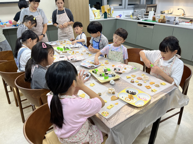 대구 북구청은 지난 6일 관문동 행정복지센터 금호분소 공유주방에서 지역 내 아이들 8명과 함께 쿠킹클래스를 열었다. 관문동 행정복지센터 제공
