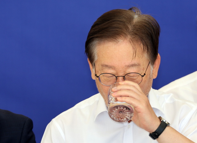 더불어민주당 이재명 대표가 단식 8일 차인 7일 국회 앞 천막에서 물을 마시고 있다. 연합뉴스