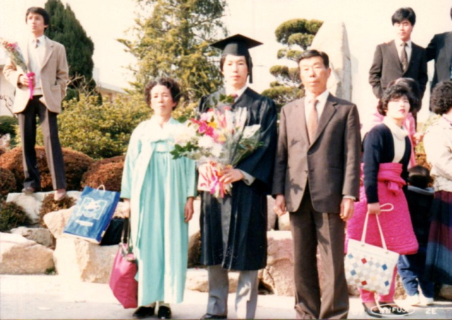 이광석(사진 가운데 학사모 쓴 사람) 씨가 대구교대 졸업 당시 촬영한 사진. 사진 왼쪽이 어머니 고 심상덕 씨. 가족 제공.