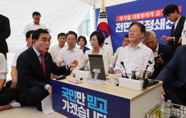 국민의힘 태영호 의원이 7일 단식 투쟁 중인 더불어민주당 이재명 대표의 국회 앞 천막을 찾아 전날 본회의장에서의 야당 의원들의 발언에 항의하고 있다. 연합뉴스