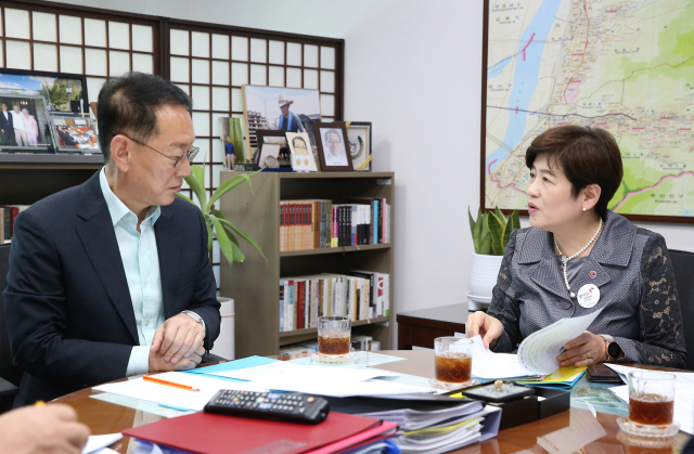 7일 강은희 대구시교육감이 김도읍 국회 법제사법위원장을 찾아 교사의 정당한 교육활동 보호를 위한 각종 법률 개정안이 신속하게 통과될 수 있도록 협조해 줄 것을 요청하고 있다. 대구시교육청 제공