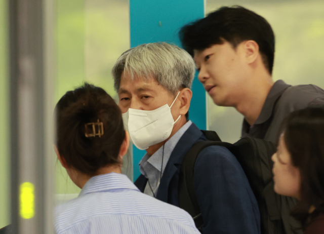신학림 전 언론노조 위원장이 7일 오전 서초구 서울중앙지방검찰청에 조사를 받기 위해 들어가며 취재진의 질문을 받고 있다. 연합뉴스