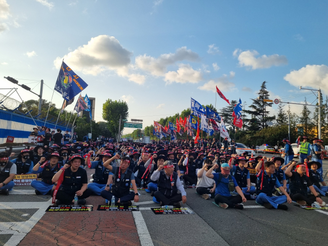 7일 오후 포스코 포항제철소 본사 앞 도로에서 포스코노동조합이 임단협 교섭 결렬에 따른 쟁의대책위원회 출범식을 열고 있다. 배형욱 기자