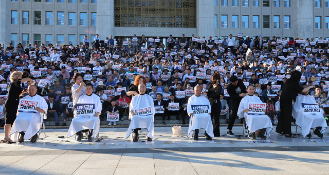7일 국회 본청 앞 계단에서 열린 윤석열정부 새만금 SOC 예산 삭감 규탄대회에서 더불어민주당 전북 출신 의원들이 삭발하고 있다. 연합뉴스