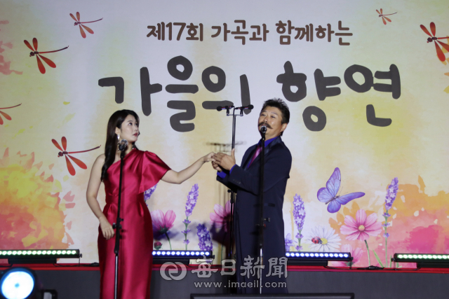 대구CC는 11일 오후 7시 동코스 특별무대에서 제18회 가곡과 함께하는 가을의 향연을 개최한다. 사진은 지난해 이 음악회에서 바리톤 김동규(오른쪽)가 소프라노 이주희와 함께 오페라 곡을 부르고 있는 장면. 매일신문DB