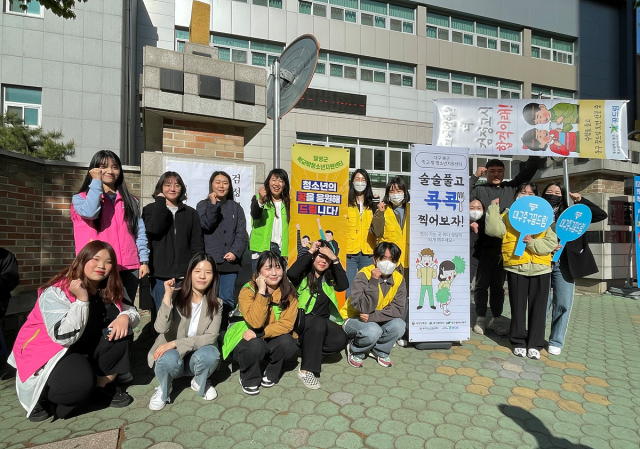 대구시 및 각 구군 학교 밖 청소년지원센터 관계자들이 2023년 검정고시를 치르는 학교 청소년 수험생들을 격려하고 있다. 대구시 제공.