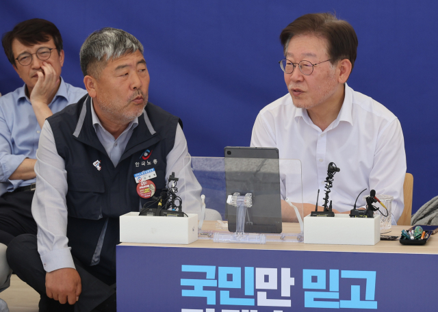 더불어민주당 이재명 대표가 8일 국회 단식 농성 천막에서 한국노총 김동명 위원장을 만나고 있다. 연합뉴스