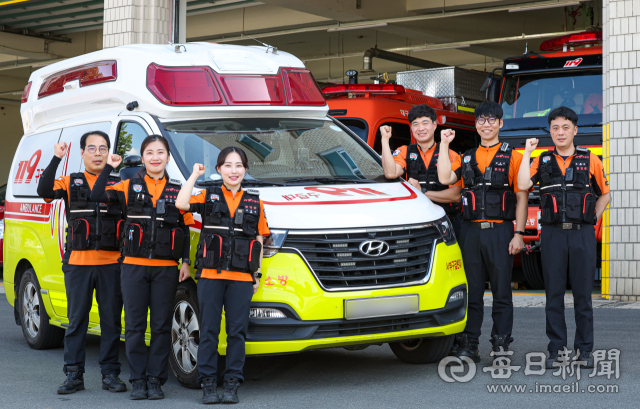 8일 대구서구소방서에서 구급대 3팀 심진섭(왼쪽부터) 소방위, 고지연 소방사, 손민아 소방사, 김은 소방교, 황상진 소방장, 김병훈 소방장이 구급차 앞에서 결의를 다지고 있다. 이들은 지난 5일 달리는 구급차에서 침착한 대처로 응급분만을 해 건강한 남아를 받았다. 안성완 기자 asw0727@imaeil.com