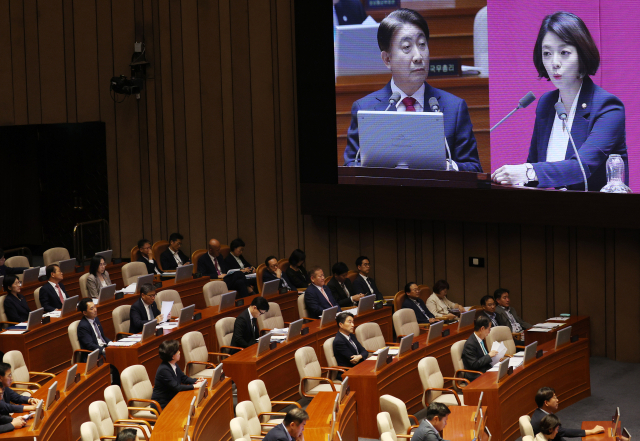 8일 국회에서 열린 본회의 대정부질문에 국민의힘 배현진 의원이 이동관 방송통신위원장에게 질의하고 있다. 연합뉴스