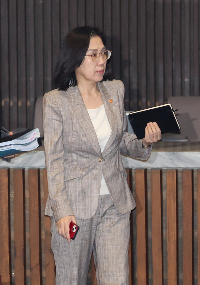 김현숙 여성가족부 장관이 8일 국회 본회의 대정부질문에 출석하고 있다. 연합뉴스