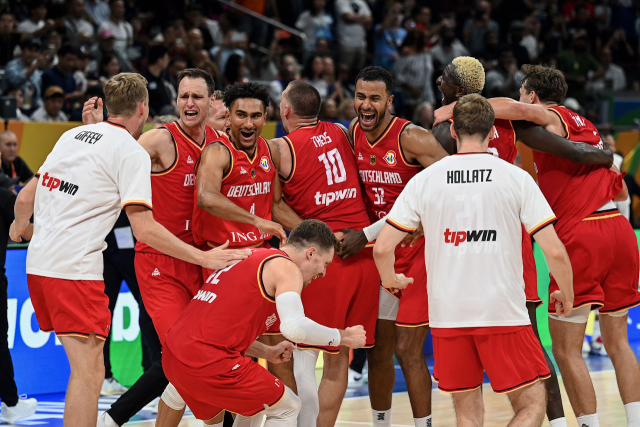 8일(현지시간) 필리핀 파사이에서 열린 2023 FIBA 남자 월드컵 대회 14일째. 준결승에서 미국을 꺾고 기뻐하는 독일 선수들. AFP=연합뉴스