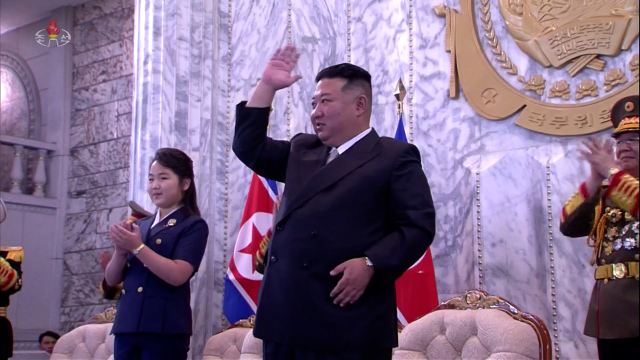 북한 조선중앙TV는 9일, 지난 8일 저녁 평양 김일성광장에서 열린 정권수립 75주년 민방위무력 열병식을 녹화중계 했다. 연합뉴스