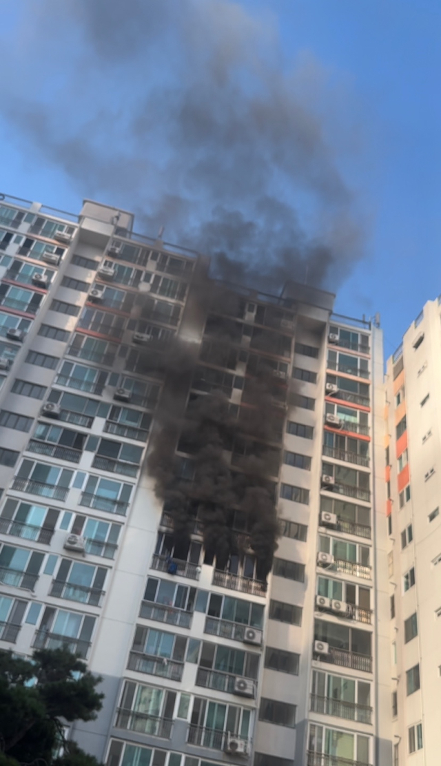9일 오후 4시 18분께 부산 부산진구 한 아파트 7층에서 불이 나 거주자 1명이 숨지고 2명은 크게 다쳐 병원 치료를 받고 있다. 사진은 이날 화재현장의 모습. 연합뉴스