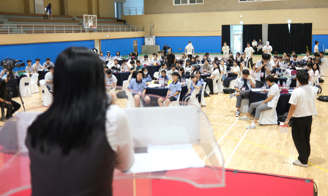 2023 경상북도 고등학생 질문탐구 대축제에 참가한 안동 성희여자고등학교 학생이 주제어를 통한 질문 발표를 한 뒤 행사에 참가한 다른 학교 학생들과 질의응답을 하며 토론을 이어가고 있다. 김영진 기자