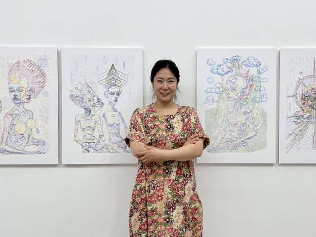 김안나 작가가 자신의 작품 