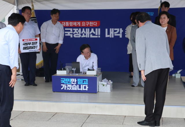 더불어민주당 이낙연 전 대표가 10일 국회 본청 앞 이재명 대표 단식 농성 천막을 방문 한 뒤 발걸음을 돌리며 인사하고 있다. 연합뉴스