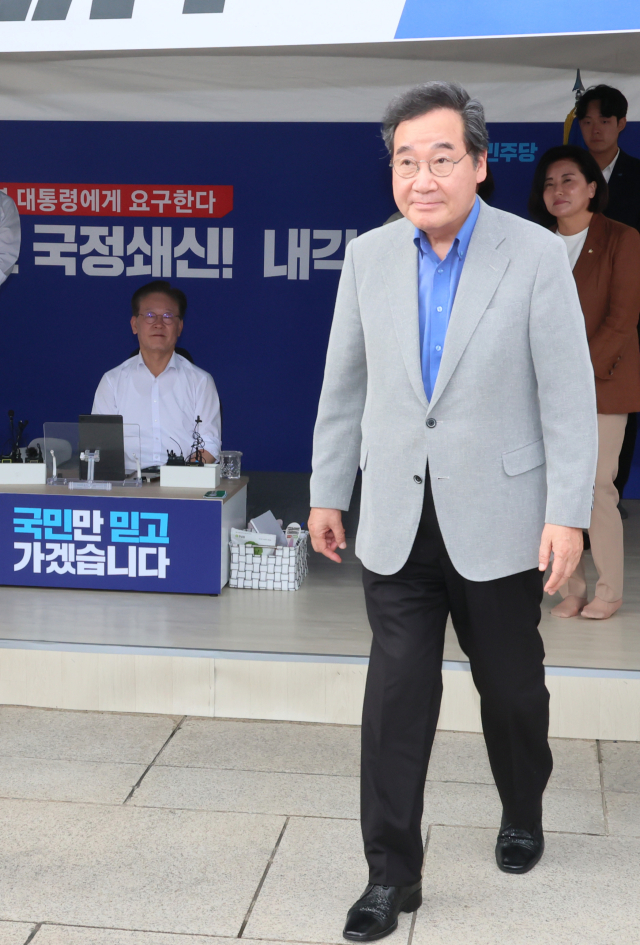 더불어민주당 이낙연 전 대표가 10일 국회 본청 앞 이재명 대표 단식 농성 천막을 방문, 이 대표를 위로한 뒤 발걸음을 돌리고 있다. 연합뉴스