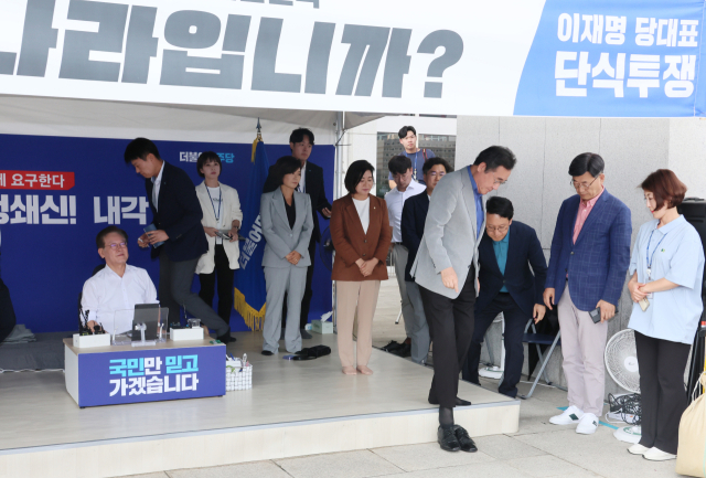 더불어민주당 이낙연 전 대표가 10일 국회 본청 앞 이재명 대표 단식 농성 천막을 방문, 이 대표를 위로한 뒤 발걸음을 돌리고 있다. 연합뉴스