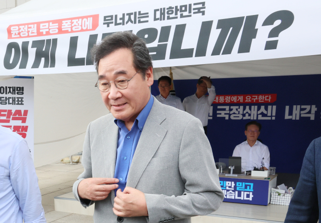 더불어민주당 이낙연 전 대표가 10일 국회 본청 앞 이재명 대표 단식 농성 천막을 방문, 이 대표를 위로한 뒤 발걸음을 돌리고 있다. 연합뉴스
